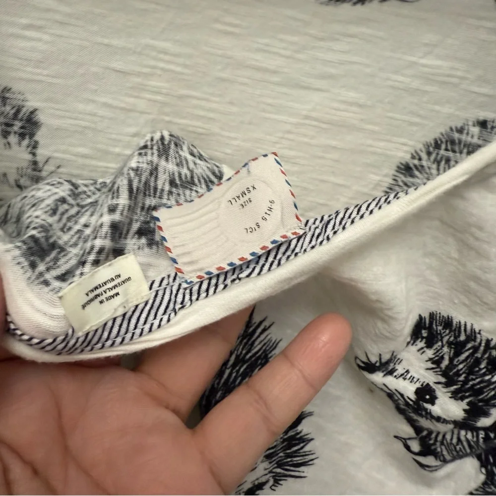 Anthropologie White Tee with Hedgehog Design - Picture 3 of 12